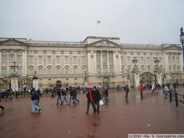 Buckingham Palace
La verdad es que lo más impresionante de este palacio son las dimensiones y sus guardias (no pudimos ver el Cambio de Guardia), por lo demás no es un edificio bonito.
