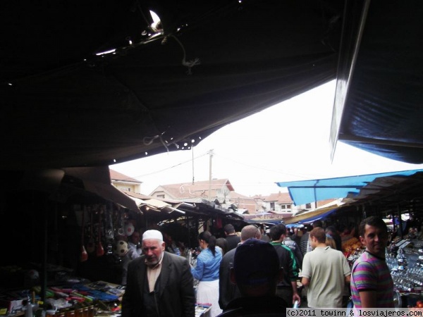 Mercado
Mercado Kosovar, repleto de productos con la bandera de su nuevo pais. Pristina
