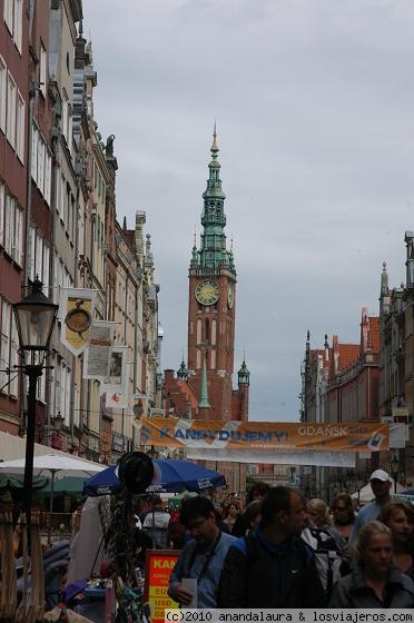 Torre al final de la calle de la Puerta dorada
En la calle principal de Gdansk, con varias puertas de entrada, cuando celebraban una de sus mas importantes fiestas/mercados en honor a su patron en Agosto de 2010.
