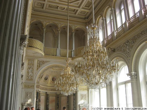 Iluminación interna Museo Hermitage, St Peterburgo
Rica ornamentación en lamparas del interior del Hermitage.Observense que para ocultar el cableado, han utilizado bandas blancas para disimularlo con los techos
