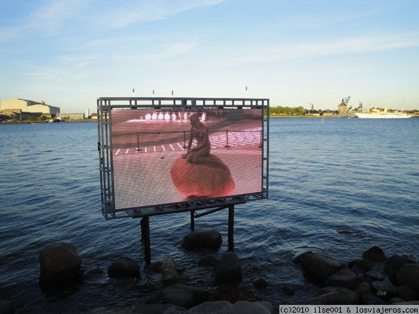La Sirenita webcam.
La Sirenita está en Shangai temporalmente debido a la Expo. En su lugar han dejado esta pantalla donde se puede ver a la Sirenita en tiempo real en su nuevo emplazamiento.
