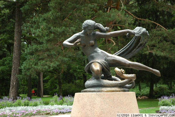 La chica enamorada de la serpiente (Klaipeda - Lituania)
En el parque que rodea el Museo del Ámbar está esta estatua que representa la figura de una mujer que se casó con una serpiente.
