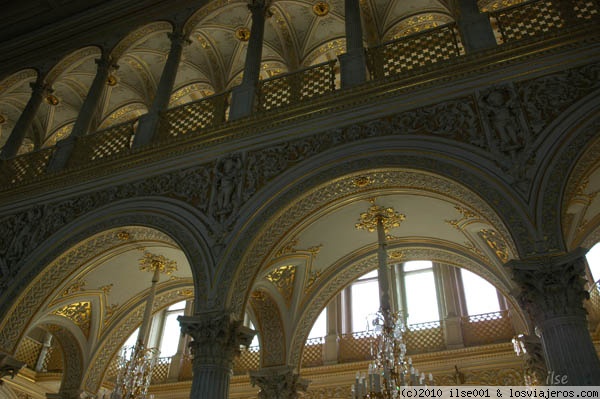 Galería del Hermitage (San Petersburgo)
¿Cómo sentirse transportado a la época de los zares? Contemplando el lujo con el que está decorado cualquier monumento de San Petersburgo.
