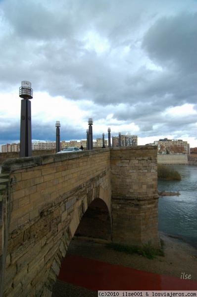 El Puente de Piedra (Zaragoza)
De los puentes de Zaragoza, mi favorito. Sobrio y robusto lleva cientos de años contemplando el paso del río.
