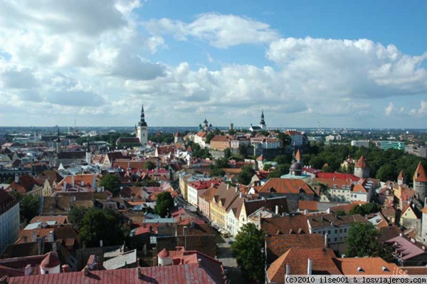 Tallin (Estonia)
Después de subir los ciento y pico metros de la torre de la iglesia de Oleviste, pudimos contemplar esta impresionante panorámica de Tallin.
