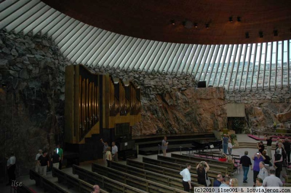 Iglesia de la Roca (Helsinki)
Construida sobre un agujero barrenado en la roca tan común en Helsinki, el techo es una espiral de kilómetros de alambre de cobre. Es una lástima que las fotos no tengan sonido, porque la sonoridad es impresionante.
