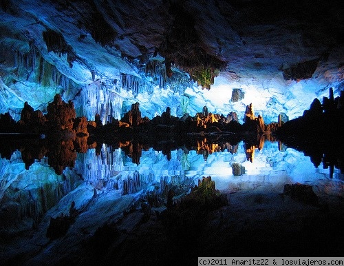 Gruta de la Flauta de Caña
Cueva de la flauta de caña (Reed Flute Cave). Guilin. La cueva de la flauta de caña está situada al pie de la colina Guangming a las afueras de Guilin. Se trata de una magnífica cueva cárstica de piedra caliza con un recorrido de unos 500 metros.
