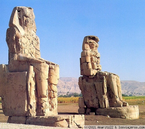 Colosos de Memnon
Los colosos de Memnon son dos gigantescas estatuas de piedra que representan al faraón Amenhotep III situadas en la ribera occidental del Nilo. Son los únicos restos visibles del templo funerario de este faraón. Las estatuas de 18 metros de altura presidian la entrada monumental del templo.
