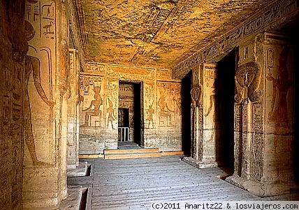 Interior de Abu Simbel
Abu Simbel es un emplazamiento de interés arqueológico que posee dos templos excavados en la roca (hemispeos). Está situado al sur de Egipto, en la ribera occidental del lago Nasser a unos 230 km al suroeste de Asuán (como 300 km por carretera), próximo a su emplazamiento original.
