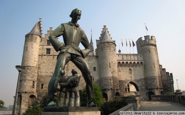 El Castillo de Het Steen
El Het Steen es un hermoso y histórico castillo medieval que se encuentra en pleno centro de la ciudad de Amberes, en Bélgica. Este es sin lugar a dudas, el edificio más antiguo que pueda tener Amberes, que data del año 1200-1225.
