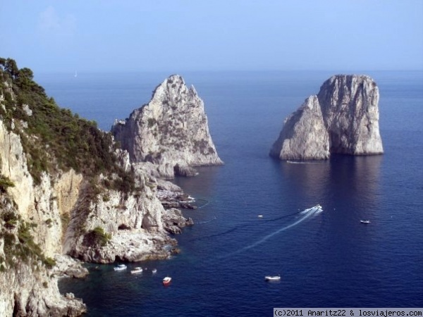 El Farallon en la isla de Capri
La fuerza erosiva del mar ha separado en dos formaciones lo que en el pasado constituía un mismo elemento geológico.
