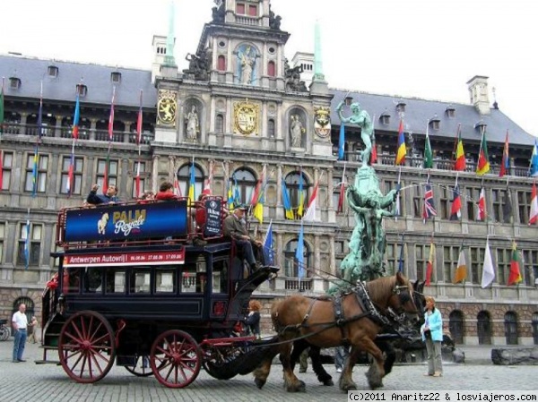 Ayuntamiento y estatua en el Grote Mark de Amberes
Plaza Mayor (Grote Markt). 
El Ayuntamiento tiene una fachada de unos 90 metros de longitud, y tiene una mezcla de estilo renacentista italiano y flamenco.
