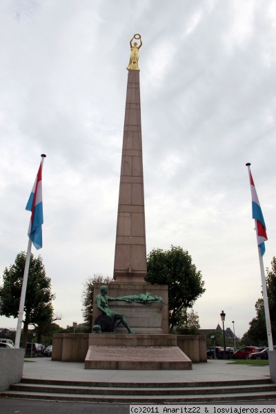 Monumento Gëlle Fra (Dama Dorada)
Está en la Plaza de la Constitución.Consiste en un monumento de 21 metros de alto, un obelisco de granito que en la punta tiene una estatua de bronce con una mujer con corona de laureles cuya mirada se posa sobre toda la nación.
