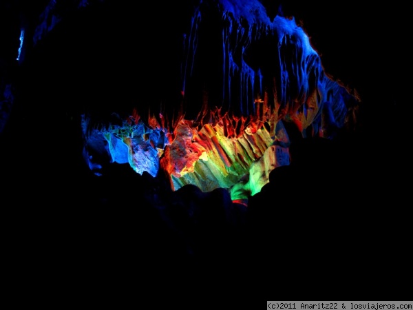 La roca de la concha en la Cueva de la flauta de caña
Cueva de la flauta de caña (Reed Flute Cave). Guilin. La cueva de la flauta de caña está situada al pie de la colina Guangming a las afueras de Guilin. Se trata de una magnífica cueva cárstica de piedra caliza con un recorrido de unos 500 metros.
