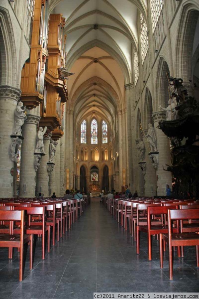 Bancos en la Catedral de Bruselas
La Catedral de San Miguel y Santa Gúdula (Cathédrale Saint-Michel et Sainte-Gudule), es uno de los edificios más emblemáticos de la ciudad de Bruselas.
