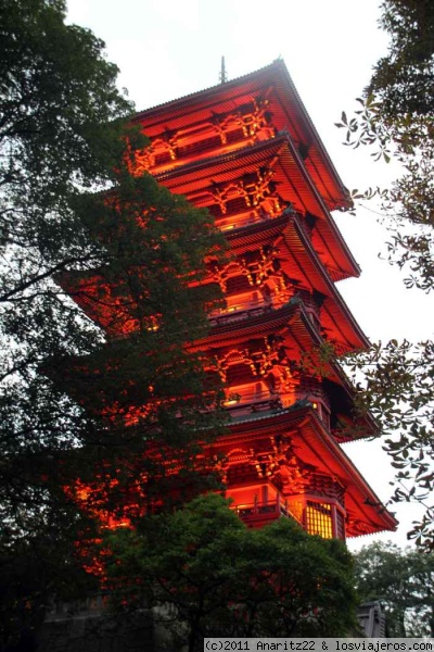 Torre Japonesa de Bruselas
Torre Japonesa , construido por el Rey Belga Leopoldo II en 1900. Algunos elementos ornamentales de la Torre Japonesa proceden de Yokohama, mientras que el pórtico (que sirvió de atracción durante la exposición universal de 1900 en París) fue hecho por un carpintero con sede en Tokio.
