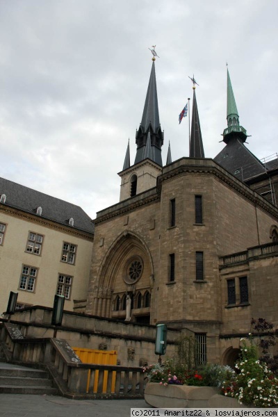 Catedral de Santa María o Catedral de Nuestra Señora
Es una catedral católica luxemburguesa, que, al ser la catedral de la Arquidiócesis de Luxemburgo, constituye la principal iglesia de ese país.Su primera piedra fue colocada en 1613, y originalmente era una iglesia perteneciente a los jesuitas.
