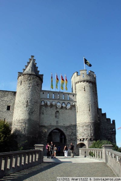 Frontal del Castillo de Het Steen
El Het Steen es un hermoso y histórico castillo medieval que se encuentra en pleno centro de la ciudad de Amberes, en Bélgica. Este es sin lugar a dudas, el edificio más antiguo que pueda tener Amberes, que data del año 1200-1225.

