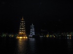 Pagodas iluminadas en el lago Shan Hu