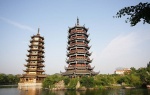Pagodas en el lago Shanshu de Guilin.