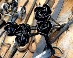 Detalle de rosas metalicas - Mercado Medieval Butrón