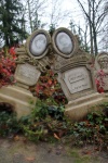 Dos tumbas del Phantom Manor