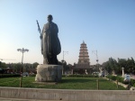 Vista de la Estatua de Xuanzang y la Gran Pagoda del Ganso Salvaje