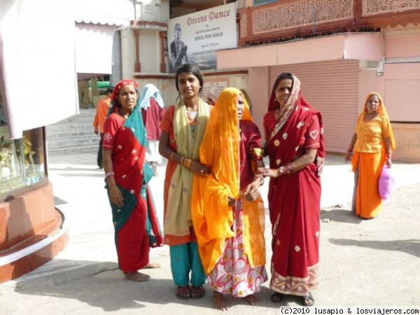 mujeres  en Rishikesh
904 las mujeres jovenes convencieron a la mayor y me pidieron que las hiciera esta foto,  Rishikesh
