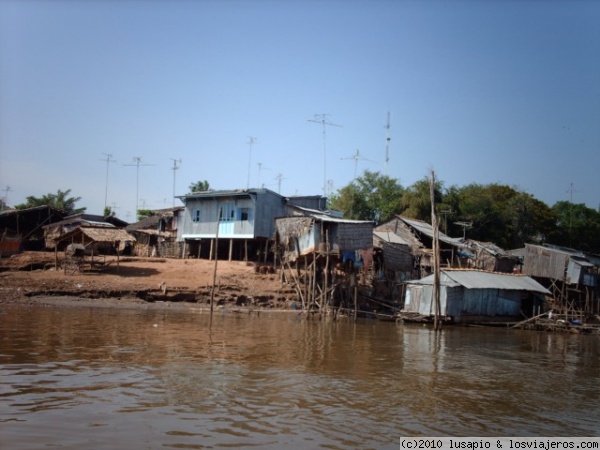 Casas en el rio Mekong
Casi en la frontera entre Camboya y Vietnam.
