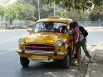 tomando un taxi