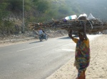 mujer con leña