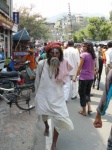 sadhu caminando por Rishikesh