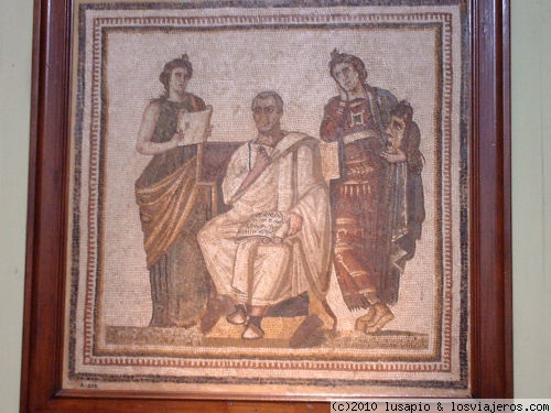 Mosaico
El personaje de este mosaico, dicen, que es  Virgilio, poeta latino. Es curioso el por qúé de esta afirmación.
