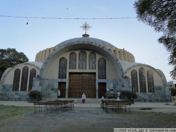 catedral de Tsion Maryam
la moderna catedral se haya en el emplazamiento original de la que fue la primera iglesia de Etiopía, destruida no se sabe si por Yodith o Ahmed Gragn
