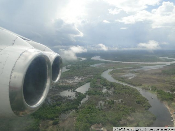 el amazonas al fondo
vista poco antes de aterrizar en Iquitos
