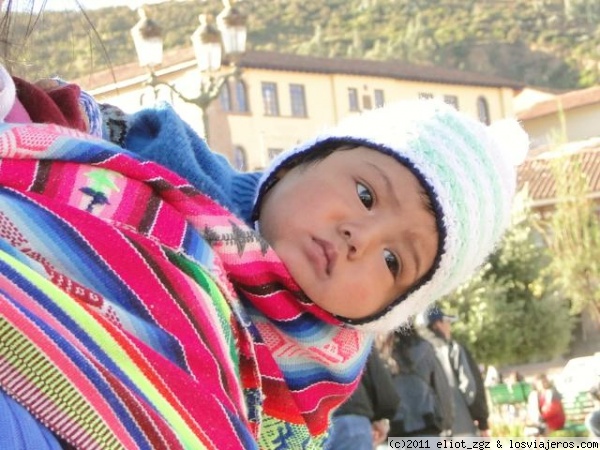el mundo torcido
pequeñin a la espalda de su mami, en la plaza de armas de cuzco
