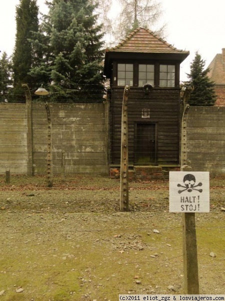 torre de vigilancia y verja electrificada
campo de concentracion de Auschwitz
