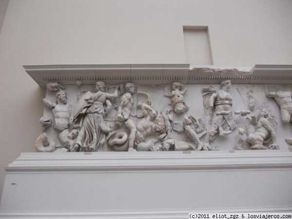 detalle 1 friso del altar de Pérgamo
pergammoun museum
