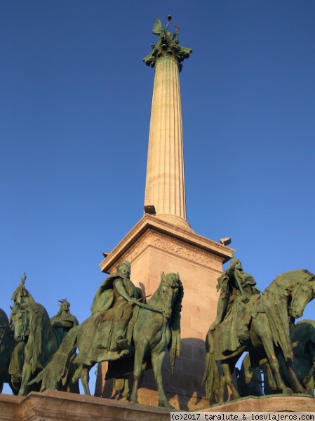 Plaza de los Héroes, Budapest
Conjunto escultural central representando los jefes de las 7 tribus magyares, origen del pueblo húngaro actual
