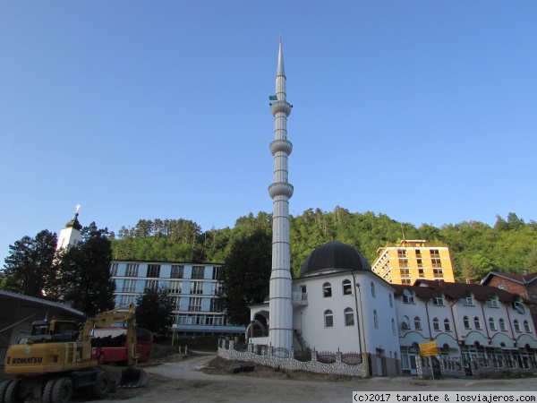 Srebrenica, Bosnia i Herzegovina
La máquina en primer plano parece querer reconstruir los puentes rotos por el odio y la guerra entre dos de la religiones (y etnias) que conviven en esta localidad
