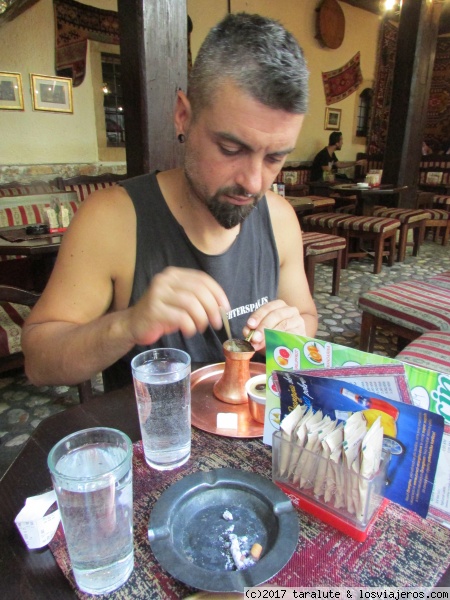 Degustando un bosanska kafa en Bascarsija, Sarajevo, Bosnia-Herzegovina
Delicioso café turco acompañado de lukum
