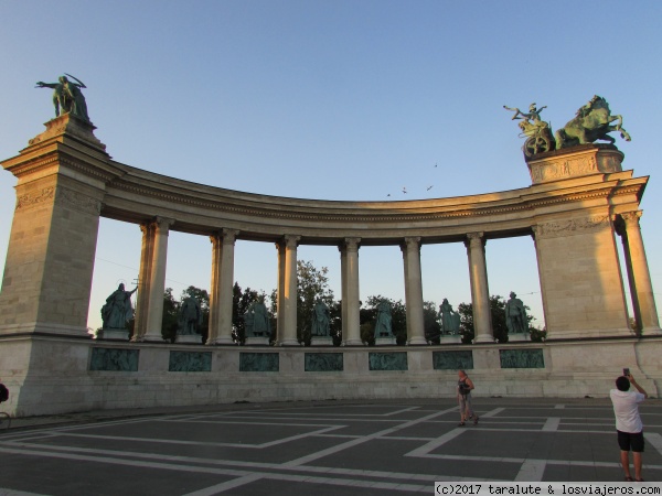 Plaza de los Héroes, Budapest
Lateral izquierdo representando desde su patrón, San Esteban, quien los convirtió al Cristianismo en el siglo X, a otras figuras relevantes de la historia húngara
