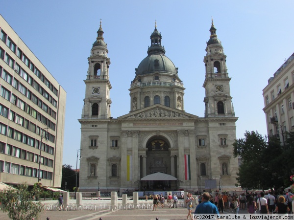 Catedral de San Esteban, Budapest
Otra vista de la Catedral de Budapest a plena luz del día, en contraste con la modernidad de edificios colindantes
