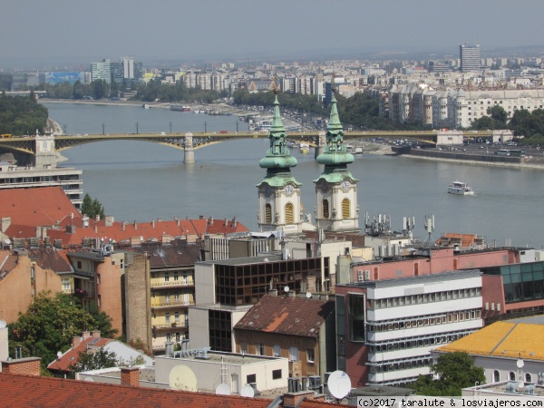 Vista de Pest con el Danubio en primer plano
El inmenso Danubio armoniza ambas orillas de Budapest
