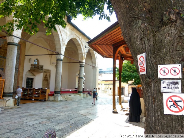 Mezquita de Gazi Husrev-Beg, Bascarsija, Sarajevo, Bosnia-Herzegovina
Una mujer vestida con nicab, a la entrada de la mezquita
