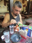 Degustando un bosanska kafa en Bascarsija, Sarajevo, Bosnia-Herzegovina