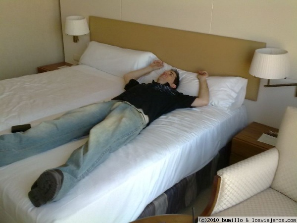 Cama del hotel Sorolla Palace en Valencia
Aqui me teneis tumbado en la comfortable cama del hotel, todo un lujo
