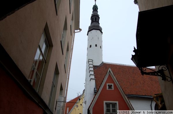 Iglesia Espiritu Santo. Tallin
Torre de la Iglesia del Espiritu Santo vista desde el callejón del pan, en su fachada se encuentra el reloj público mas antiguo de Estonia
