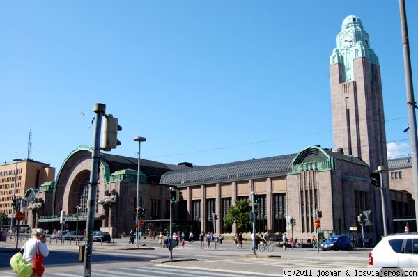 Estación Central. Helsinki
Impresionante y conocido edificio de estilo Art Nouveau principal punto de encuentro de habitantes y visitantes en Helsinki. Caracteristicos son la torre del reloj y las esculturas de 4 hombres a la entrada además del contraste de color de la fachada verde y marrón

