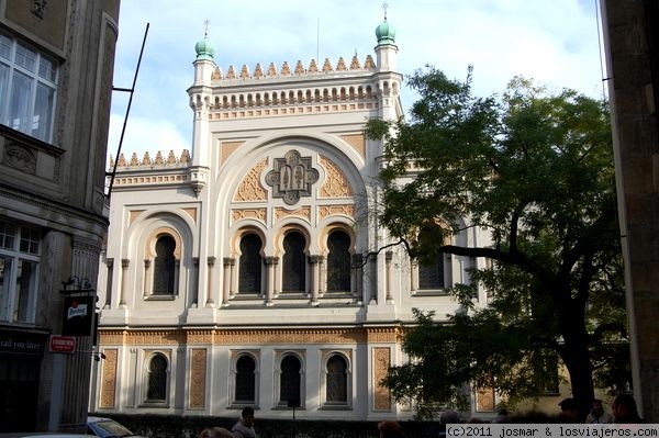 Sinagoga Española
Es la mas antigua de Praga (1868) su nombre se debe a la decoración morisca que recuerda a la Alhambra de Granada
